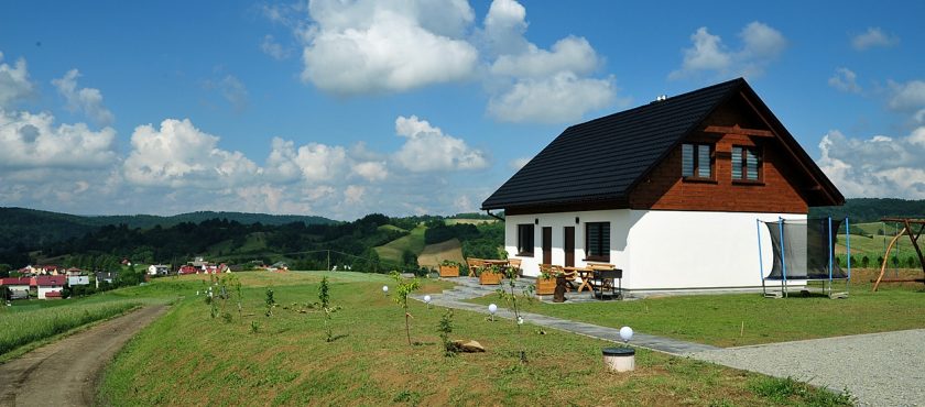 CAŁOROCZNE DOMKI W BIESZCZADACH NA WSI